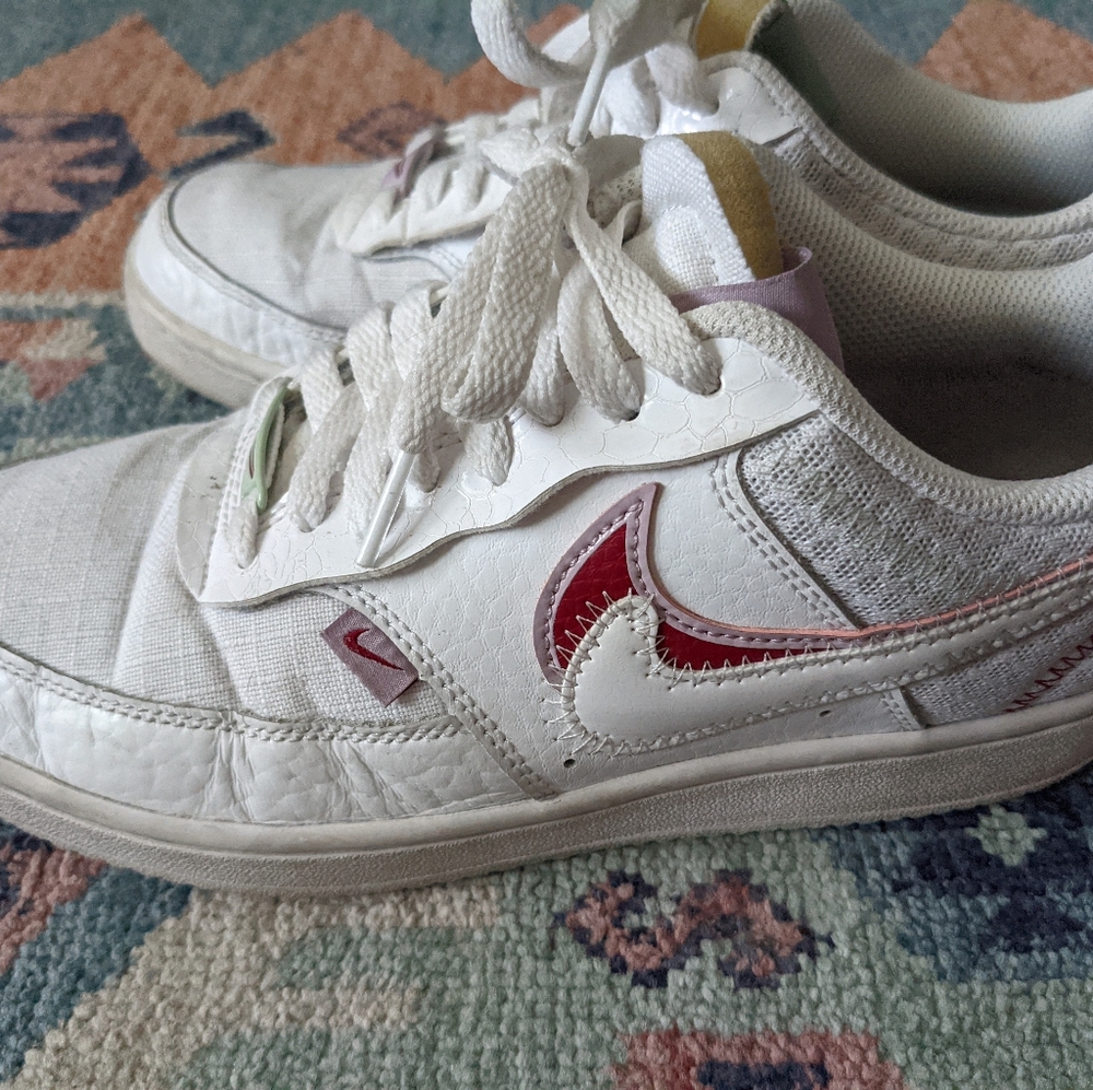 Nike U Complete Me Low Top Shoes - Picture 7 of 9